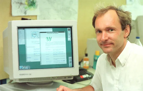 Tim Berners Lee devant son ordinateurl